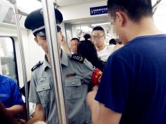 安检员乘车护送盲人出站  感动车厢内的乘客