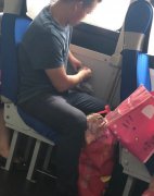 男子坐公交刷“免费卡”  车内乘客觉得不可思议