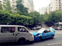 两车街头当众“接吻”   引路人围观