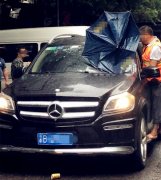 大爷站在驾驶室外拿伞挡住司机视线   车子还往前开