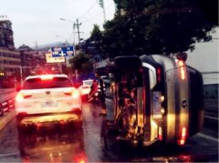 小车失控90度侧翻车道上    姿势略显尴尬