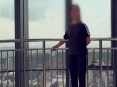 女子因业务合同被骗钱   爬上45楼想要轻生