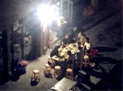 小区楼下的夜市深夜还在营业   吵得附近居民难以入眠