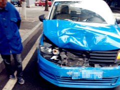 出租和小轿车相撞  安全气囊都弹出来了