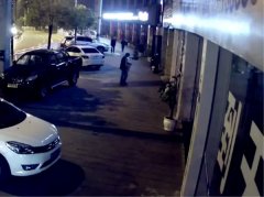 男子单手“擒”走店外大花盆  失主：平时要两个员工才能抬动