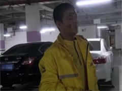 外卖员和送货员“争”电梯  一言不合就动手