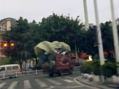 货车满载货物路上飞驰 吓坏后方来车