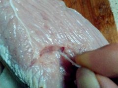 市民菜市场买肉 下锅时发现有异物在爬动