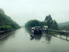 轮胎飞出车头变形 小车高速上发生车祸