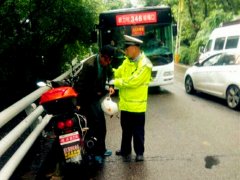 小伙骑车突发疾病 陡峭山坡护栏边倒下