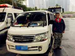 男子雨天超载被查：老板说雨天没交警