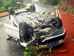 女司机带“土货”回家避暑 才开没多远就翻了个底朝天