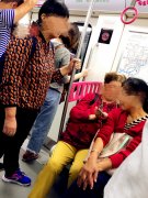 大妈们车厢里扎堆聊天 令乘客很崩溃