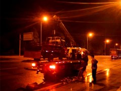 三轮车行驶中自燃 几乎被烧成光架