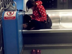 女子车厢内侧身“练瑜伽” 引其他乘客不满