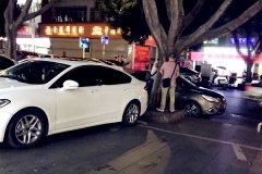 男子在大树旁做不雅举动   正好被路人拍下