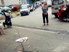 单元楼上丢出大包垃圾  差点砸中路上的行人