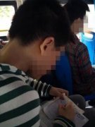 学生公交车上写作业  乘客：注意保护眼睛