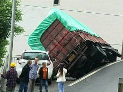 大货车“陷”在上坡与平地之间  姿势很尴尬