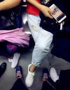 女子乘车高峰期跷着二郎腿 引车内乘客反感