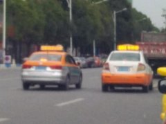 俩司机马路上停车聊天  网友：真牛