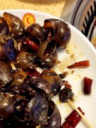 食客自助餐吃出蟑螂 商家却说“被敲诈”