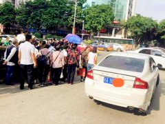 摩托车与轿车相撞 小伙右腿被卡裤子被血浸红