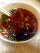 酸辣粉里吃出头发 服务员：这不是我们的头发