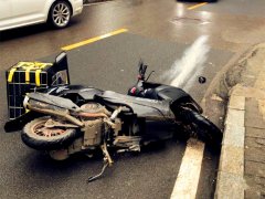 小哥送餐车被刮倒 小车竟直接开溜