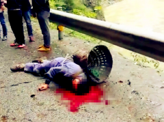 男子背箩筐走山路 被滚石砸中倒地流血