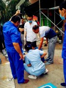 装修工人踩空坠地 耳朵嘴巴出血