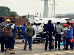 面包车撞上货车 残片满地司机被困驾驶室