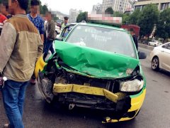 出租车与货车相撞 货车侧翻90度停在道路中