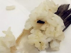 孕妇在米饭中吃到“老鼠屎”  店家试图用50块钱解决
