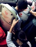 女子不舒服蹲在地上  车内却无人为她让座