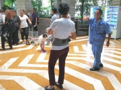 保洁员“上班时间捡瓶子” 险遭物业罚款500元