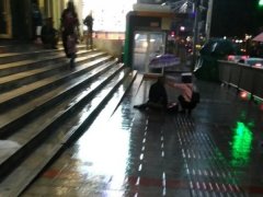 女子蹲地为乞讨老人打伞  感动过往行人