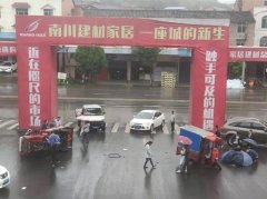 两辆三轮车雨天相撞 女子为快递小哥撑伞自己却湿了衣裳