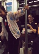 两小孩在车厢内跳“钢管舞” 引起其他乘客注意