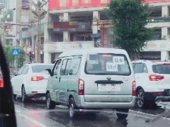 新手司机的车贴亮了 路人都看笑了