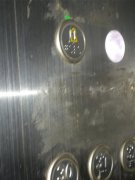 业主被困电梯 按铃呼叫物管却无反应