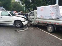 两车相撞现场一片狼藉 小货车驾驶室车门内陷