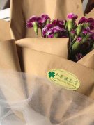 外卖小哥送花和水果向食客致歉：生活很苦，感谢有您这块糖