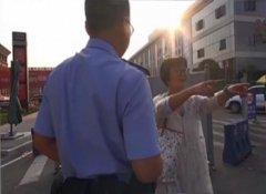 车辆转弯被挡板砸中 车主索要赔偿遇曲折