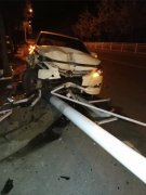 小车深夜撞上路灯 车头四分五裂受损严重