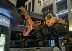 尴尬又不失风趣的操作！吊车吊物时竟将自己吊起