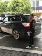 女子用身体占车位 其他车主想停也不让