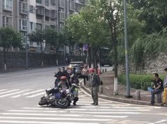 摩托车撞上出租车 贴着路面滑行很远
