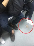 小伙车厢里吃完东西还乱扔  引乘客反感