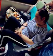 大妈车厢内占位睡觉  其他乘客站着